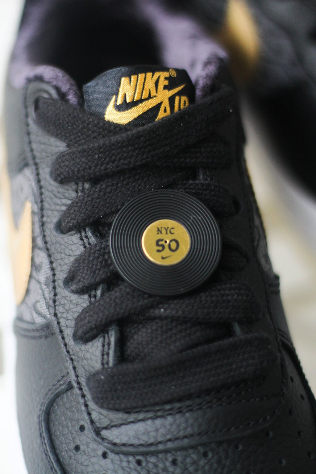 AIR FORCE 1 LV8 (GS) BLACK/METALLIC GOLD – Sneaker Room