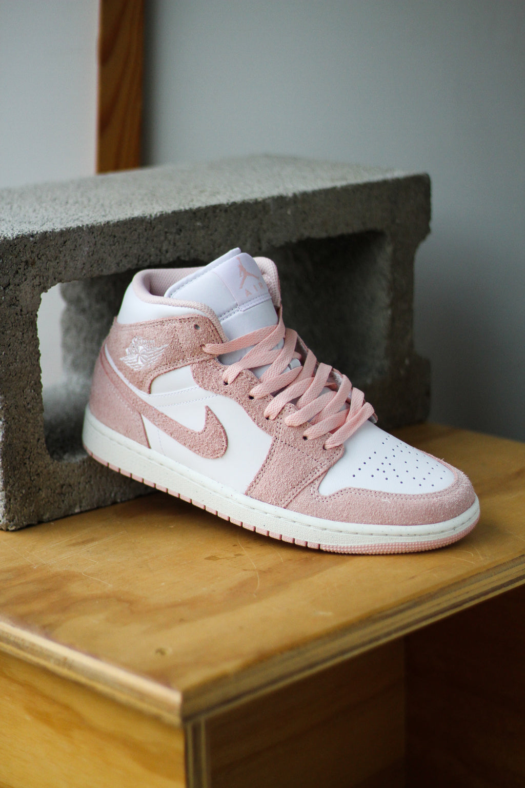 AIR JORDAN 1 MID SE LEGEND PINK