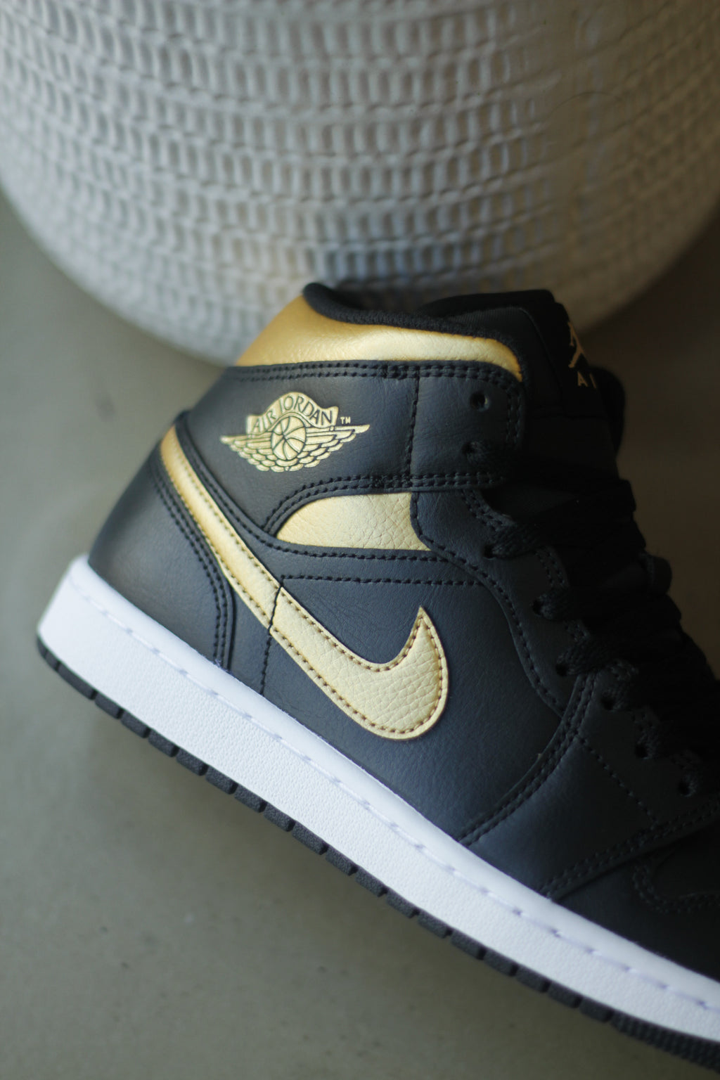 Air jordan 1 mid metallic gold online