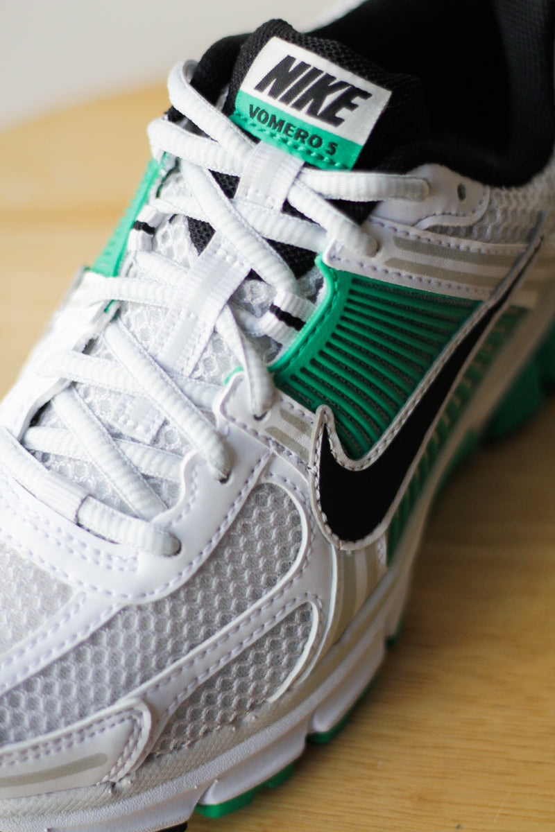 W ZOOM VOMERO 5 "WHITE/BLACK-STADIUM GREEN-PLATINUM TINT"