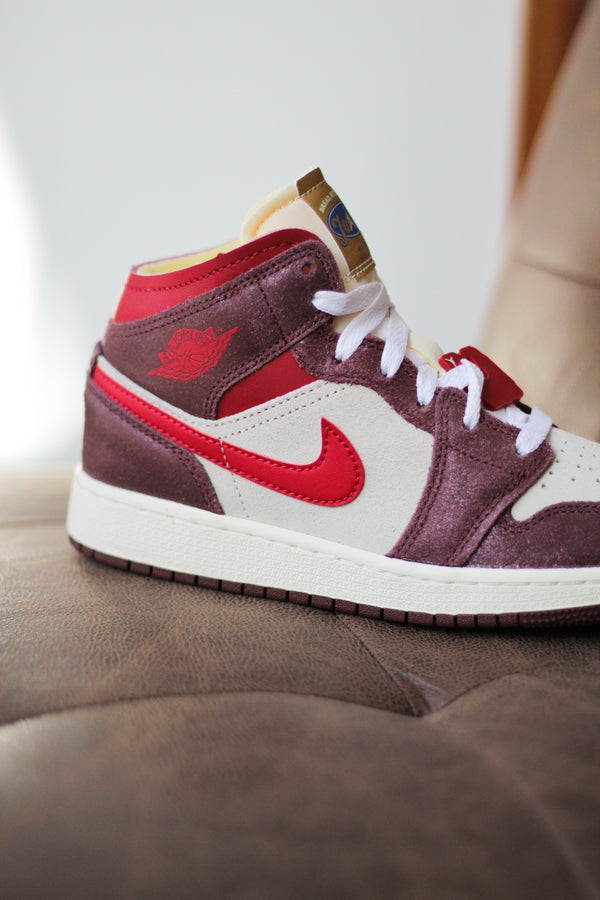 AIR JORDAN 1 MID SE (GS) "COCONUT MILK/VARSITY RED-DARK PONY"