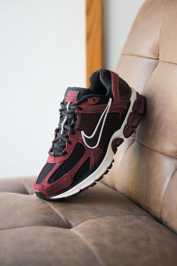 ZOOM VOMERO 5 "DARK TEAM RED/BLACK-BURGUNDY CRUSH"