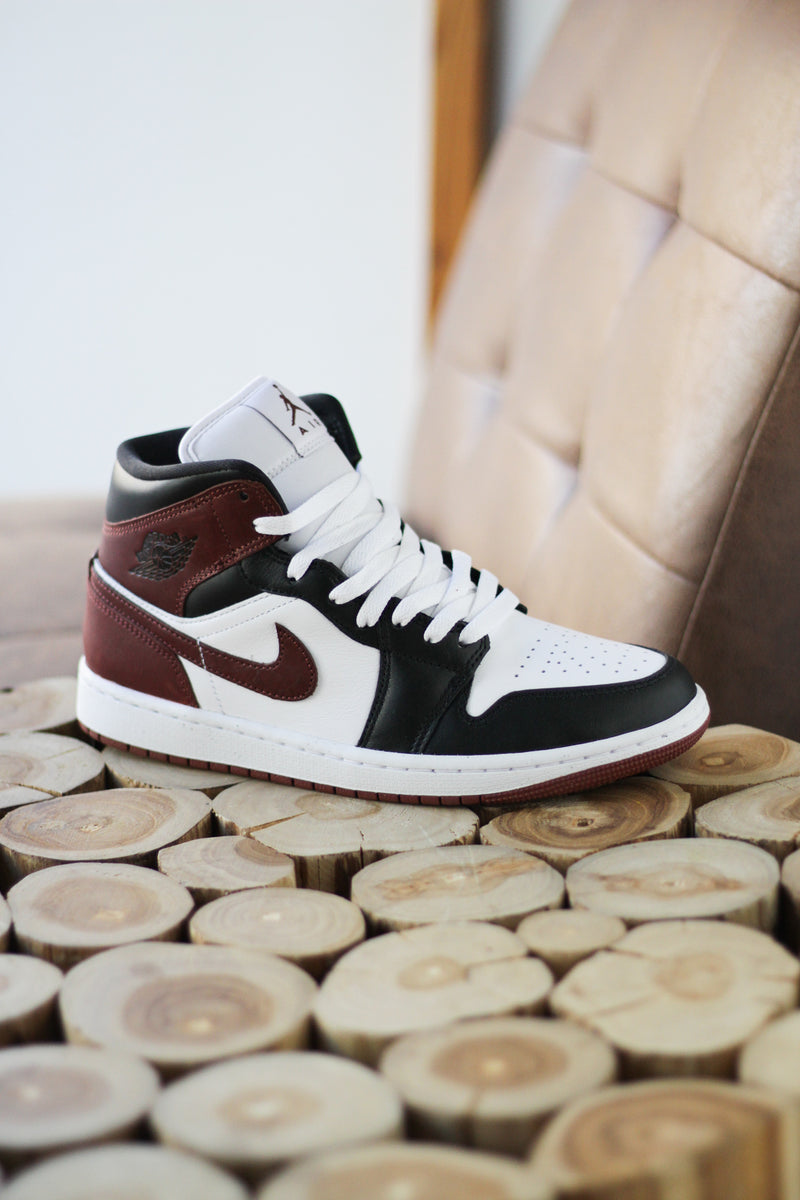 AIR JORDAN 1 MID SE "WHITE/DARK PONY-BLACK"