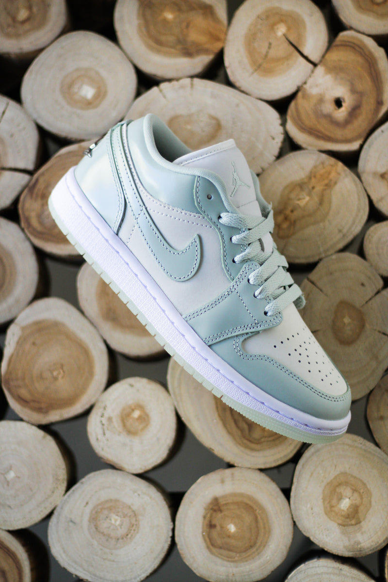 W AIR JORDAN 1 LOW SE "SAIL/SEAFOAM-METALLIC SILVER-WHITE"