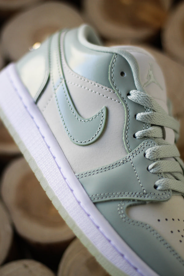 W AIR JORDAN 1 LOW SE "SAIL/SEAFOAM-METALLIC SILVER-WHITE"