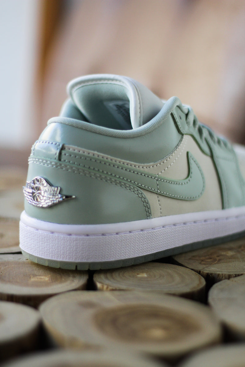 W AIR JORDAN 1 LOW SE "SAIL/SEAFOAM-METALLIC SILVER-WHITE"