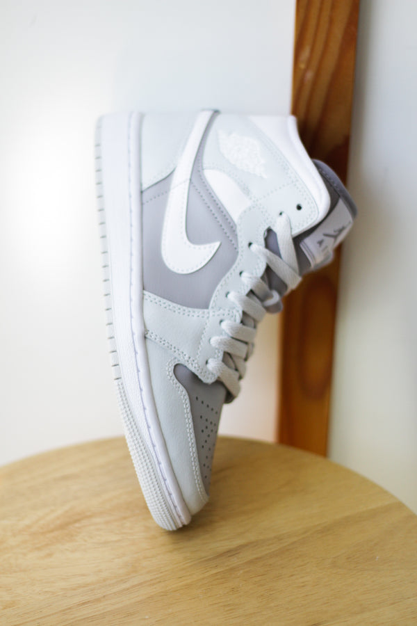 W AIR JORDAN 1 MID "PHOTON DUST/WHITE-ATMOSPHERE GREY"