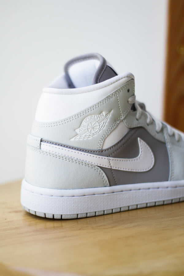 W AIR JORDAN 1 MID "PHOTON DUST/WHITE-ATMOSPHERE GREY"