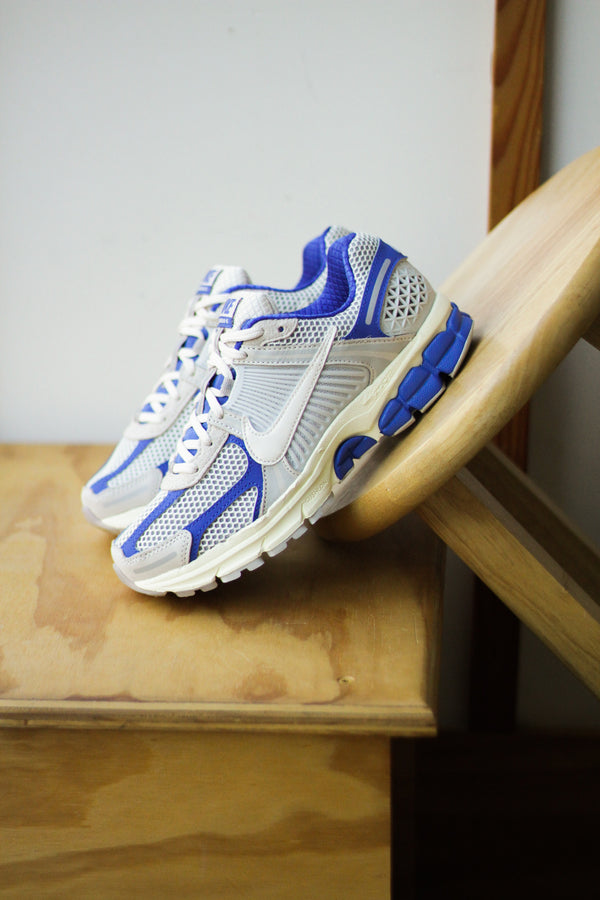 W NIKE ZOOM VOMERO 5 "GAME ROYAL/PALE IVORY-COCONUT MILK"