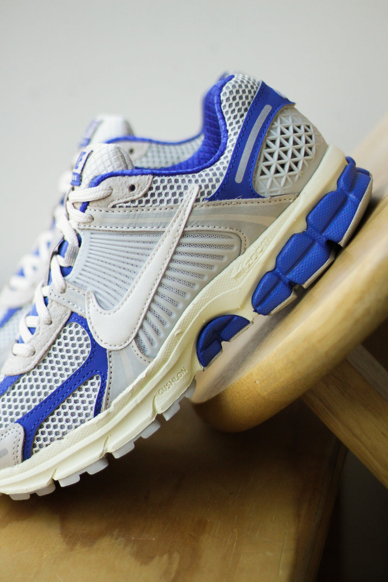 W NIKE ZOOM VOMERO 5 "GAME ROYAL/PALE IVORY-COCONUT MILK"