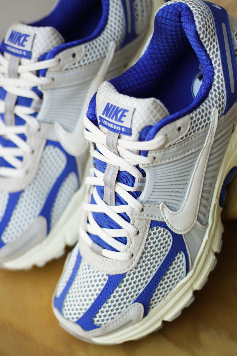 W NIKE ZOOM VOMERO 5 "GAME ROYAL/PALE IVORY-COCONUT MILK"