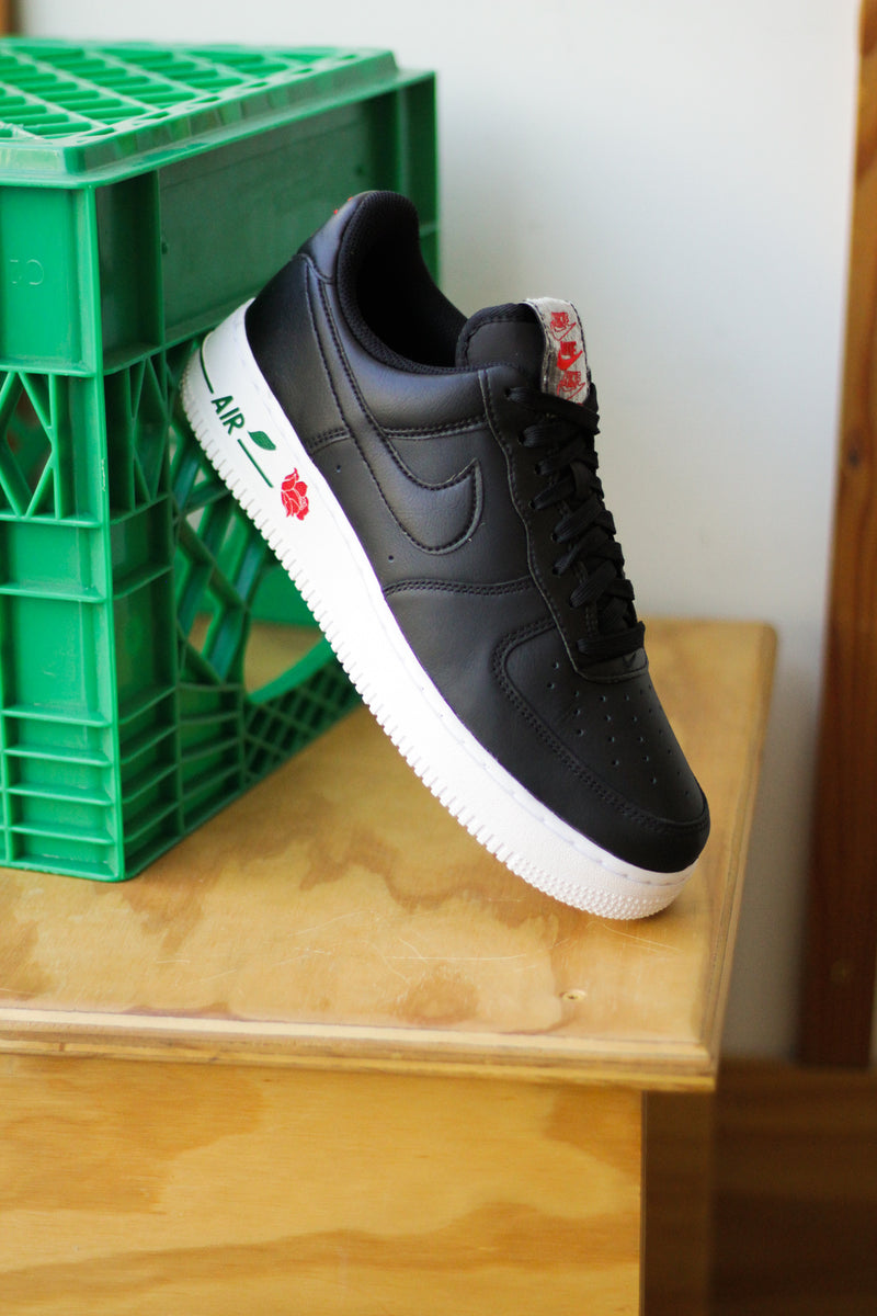 AIR FORCE 1 LOW '07 LX "BLACK/BLACK-WHITE-UNIVERSITY RED"