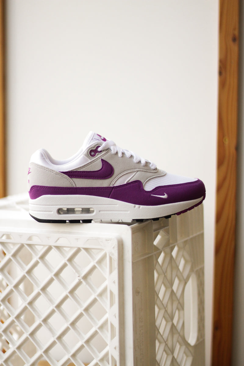 W NIKE AIR MAX 1 '87 TEXTILE "WHITE/BOLD BERRY-NEUTRAL GREY-BLACK"