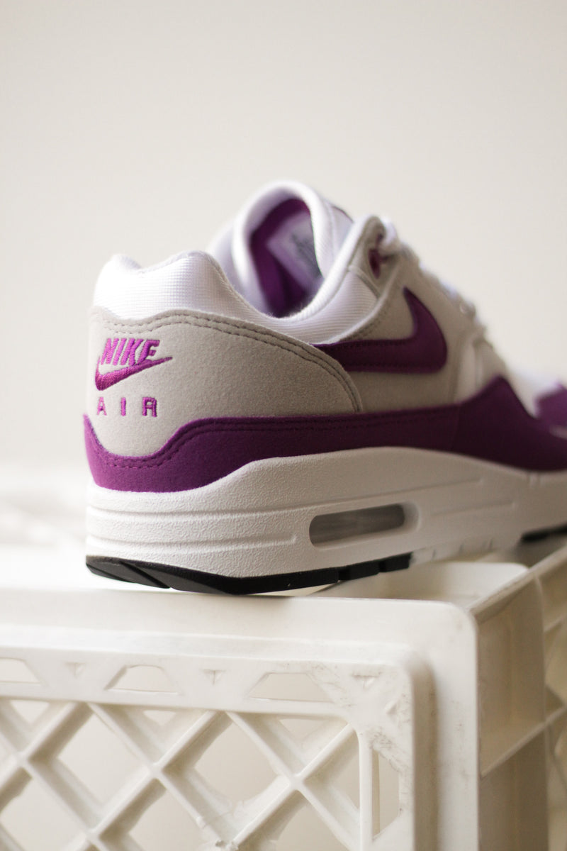 W NIKE AIR MAX 1 '87 TEXTILE "WHITE/BOLD BERRY-NEUTRAL GREY-BLACK"