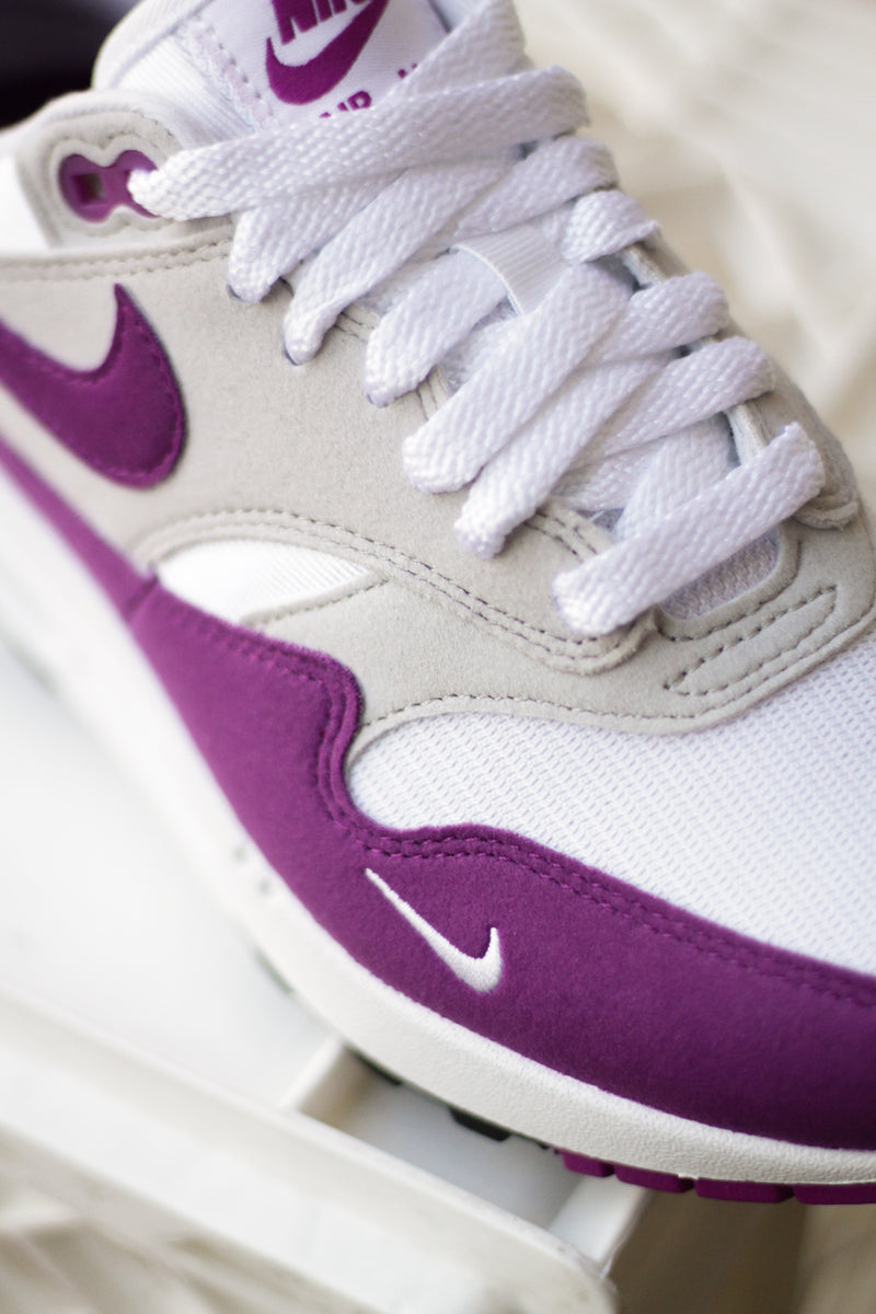 W NIKE AIR MAX 1 '87 TEXTILE "WHITE/BOLD BERRY-NEUTRAL GREY-BLACK"