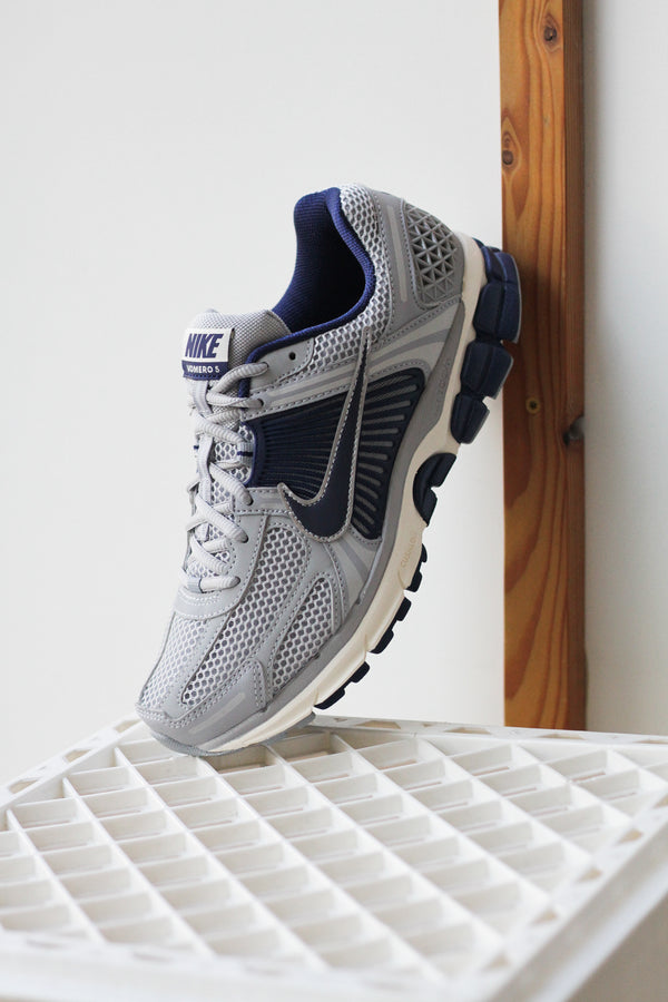 NIKE ZOOM VOMERO 5 "VAST GREY/BLUE VOID-WOLF GREY-PALE IVORY"