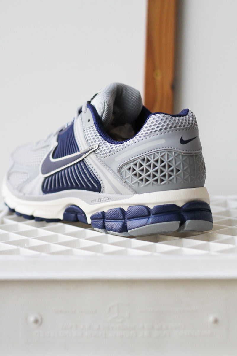 NIKE ZOOM VOMERO 5 "VAST GREY/BLUE VOID-WOLF GREY-PALE IVORY"