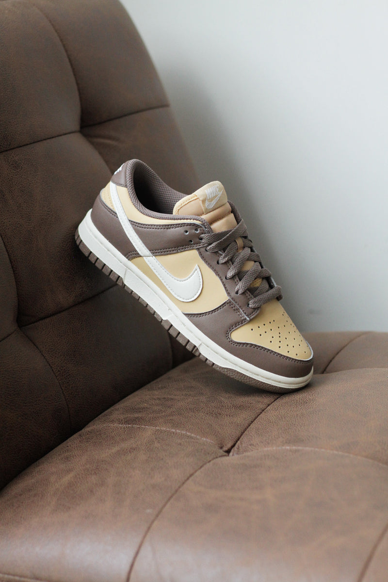 W NIKE DUNK LOW NEXT NATURE "MINK BROWN/SAIL-SESAME-COCONUT MILK"