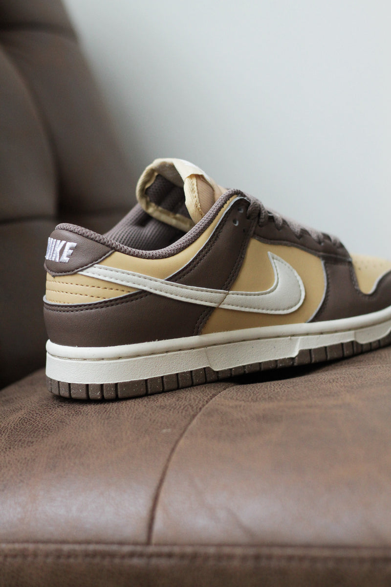 W NIKE DUNK LOW NEXT NATURE "MINK BROWN/SAIL-SESAME-COCONUT MILK"