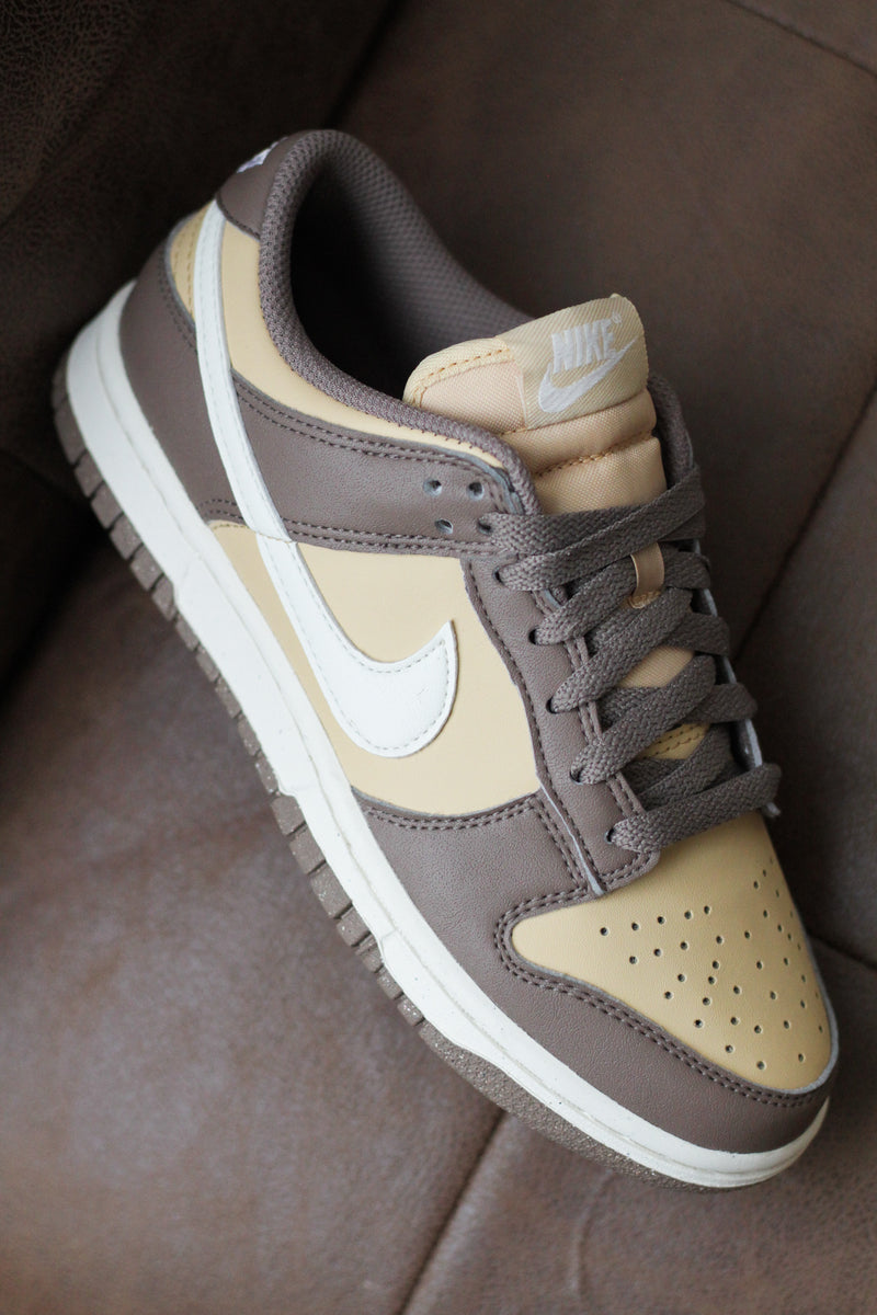 W NIKE DUNK LOW NEXT NATURE "MINK BROWN/SAIL-SESAME-COCONUT MILK"