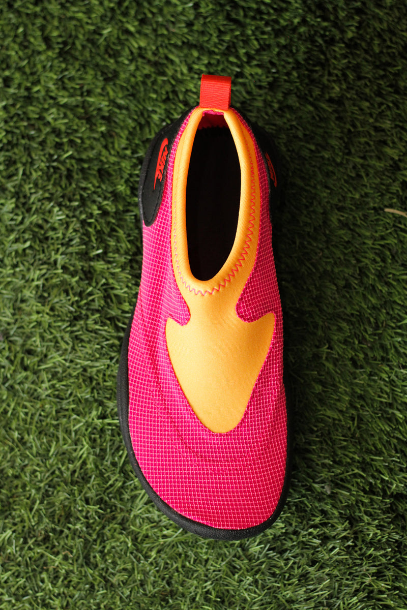 W NIKE AQUA TURF "VIVID PINK/LT CRIMSON-BLACK-LASER ORANGE"