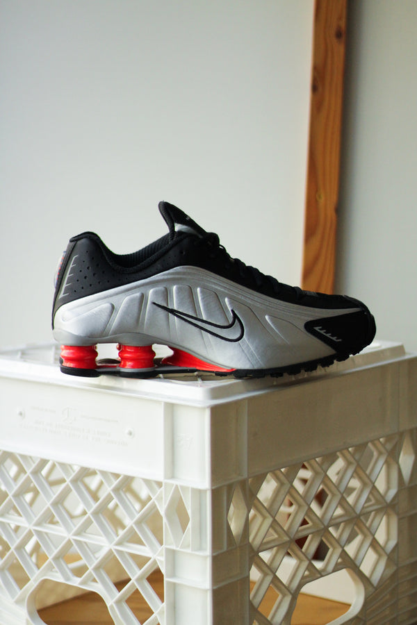 NIKE SHOX R4 "METALLIC SILVER/METALLIC SILVER-BLACK"