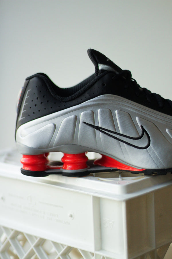 NIKE SHOX R4 "METALLIC SILVER/METALLIC SILVER-BLACK"