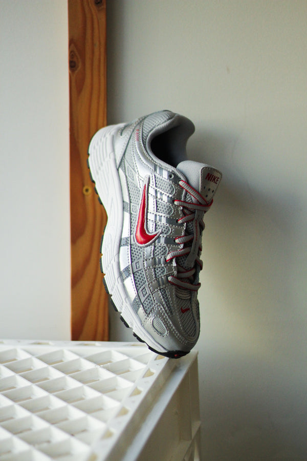 NIKE P-6000 (GS) "METALLIC SILVER/GYM RED-FLT SILVER"