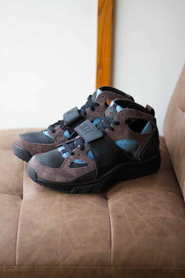 NIKE AIR TRAINER HURACHE "BLACK/BAROQUE BROWN-SMOKEY BLUE"