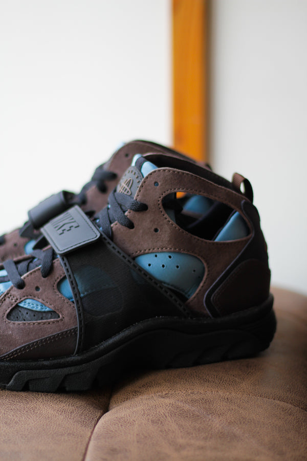 NIKE AIR TRAINER HURACHE "BLACK/BAROQUE BROWN-SMOKEY BLUE"