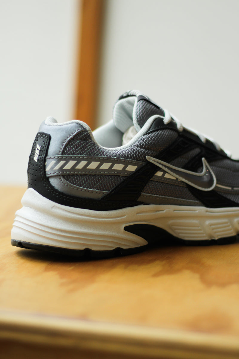 NIKE INITIATOR "ANTHRACITE/MTLC COOL GREY-SMOKE GREY"