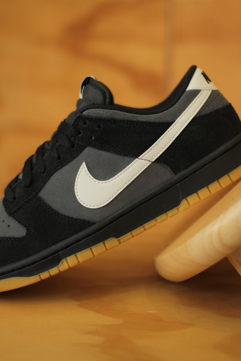 NIKE DUNK LOW RETRO SE "BLACK/PALE IVORY-ANTHRACITE"