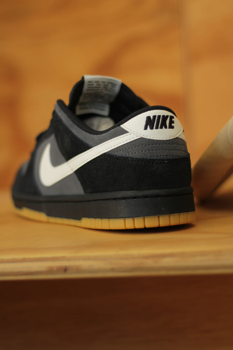 NIKE DUNK LOW RETRO SE "BLACK/PALE IVORY-ANTHRACITE"