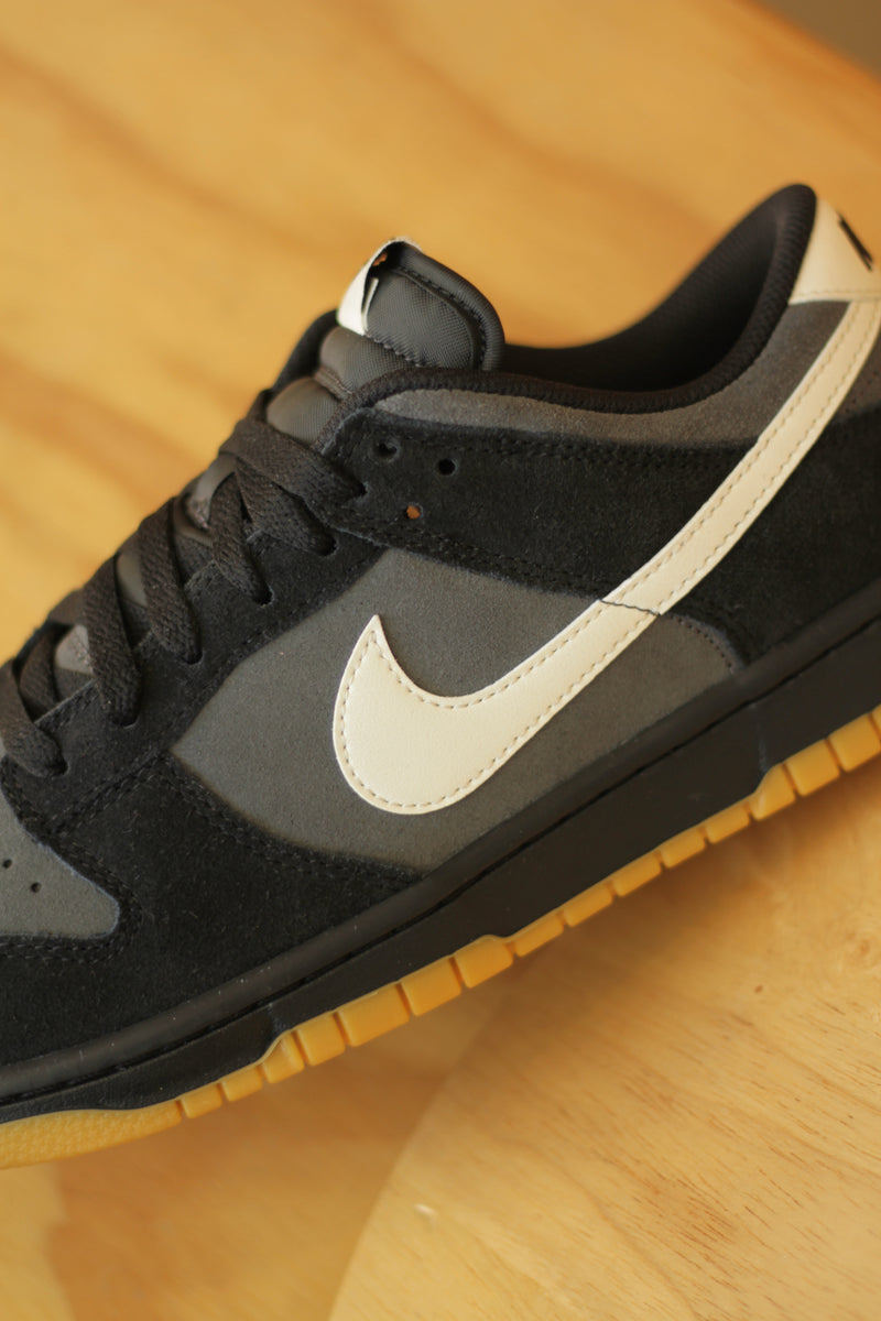 NIKE DUNK LOW RETRO SE "BLACK/PALE IVORY-ANTHRACITE"