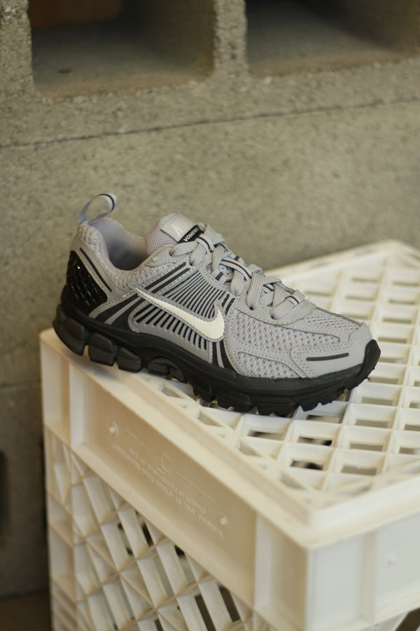 NIKE VOMERO 5 (GS) "WOLF GREY/SUMMIT WHITE-BLACK-ANTHRACITE"