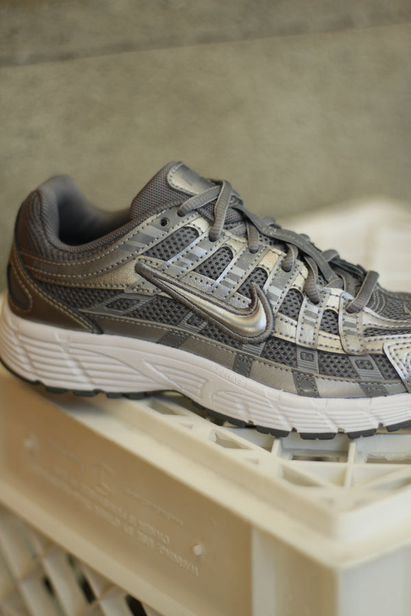 NIKE P-6000 (GS) "MTLC COOL GREY/COOL GREY-WHITE-WOLF GREY"