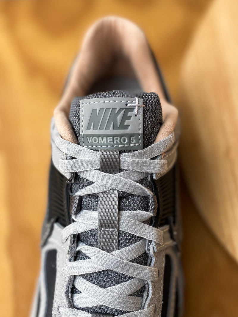 NIKE ZOOM VOMERO 5 "DK SMOKE GREY/SMOKE GREY-LT SMOKE GREY"