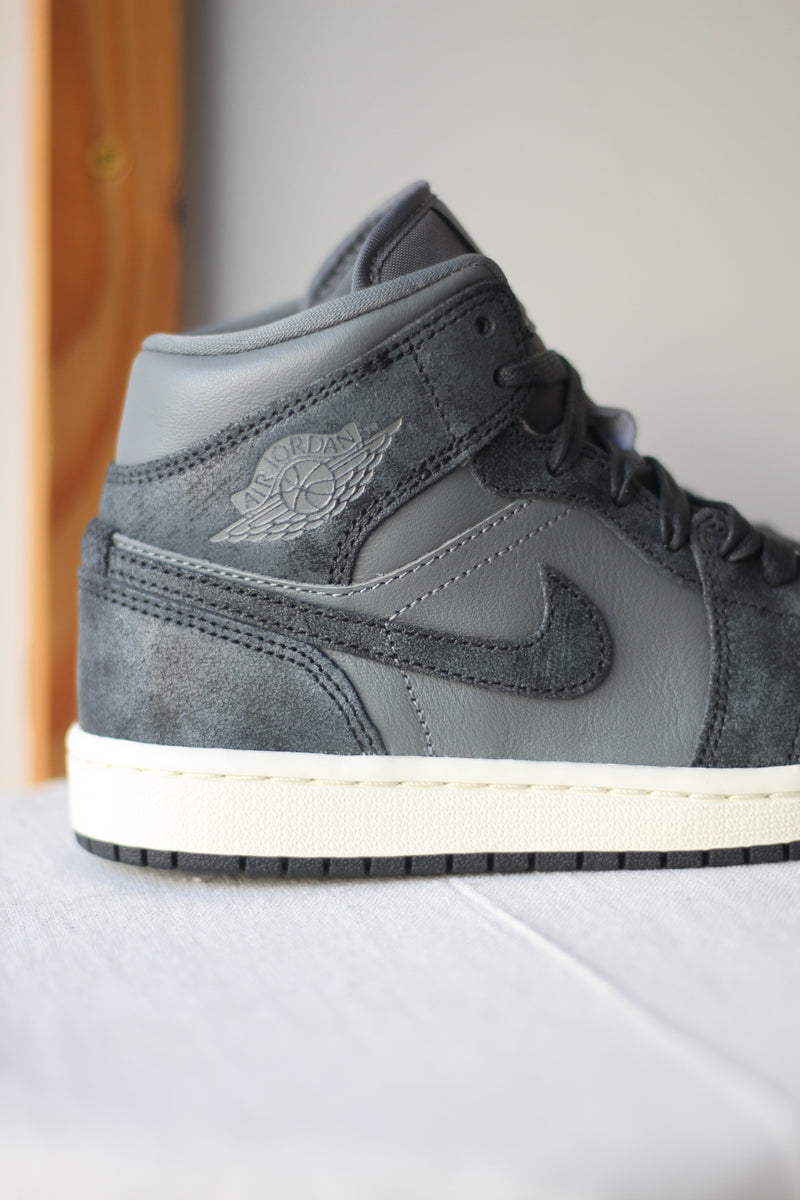 W AIR JORDAN 1 MID SE "SMOKE GREY"