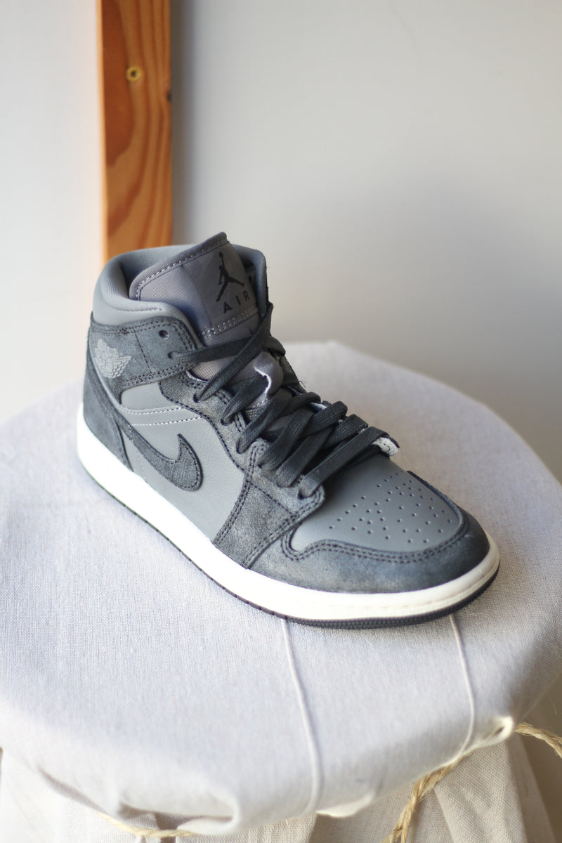 W AIR JORDAN 1 MID SE "SMOKE GREY"