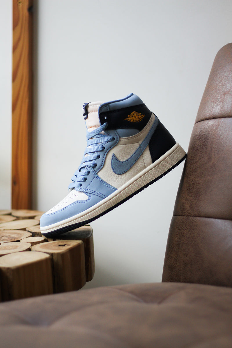 W AIR JORDAN 1 RETRO HIGH OG "UNIVERSITY BLUE"