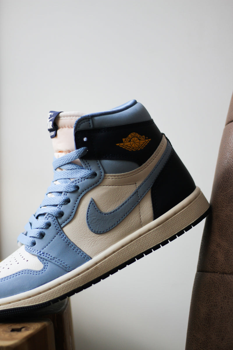 W AIR JORDAN 1 RETRO HIGH OG "UNIVERSITY BLUE"