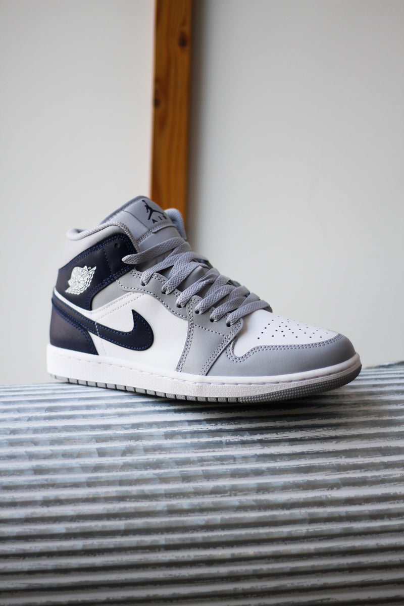 AIR JORDAN 1 MID MIDNIGHT NAVY Sneaker Room