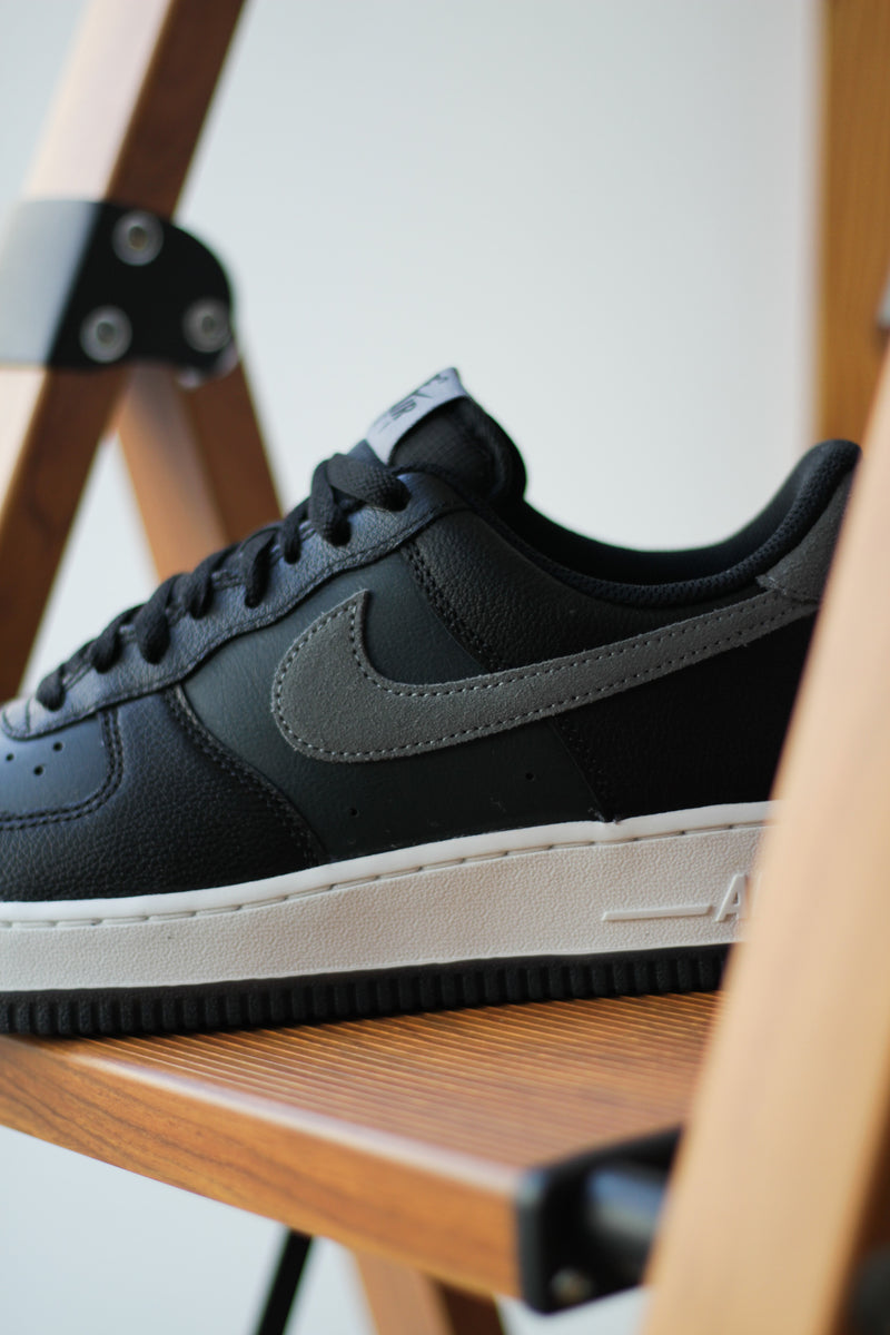 AIR FORCE 1 '07 LV8 "BLACK/SMOKE GREY"