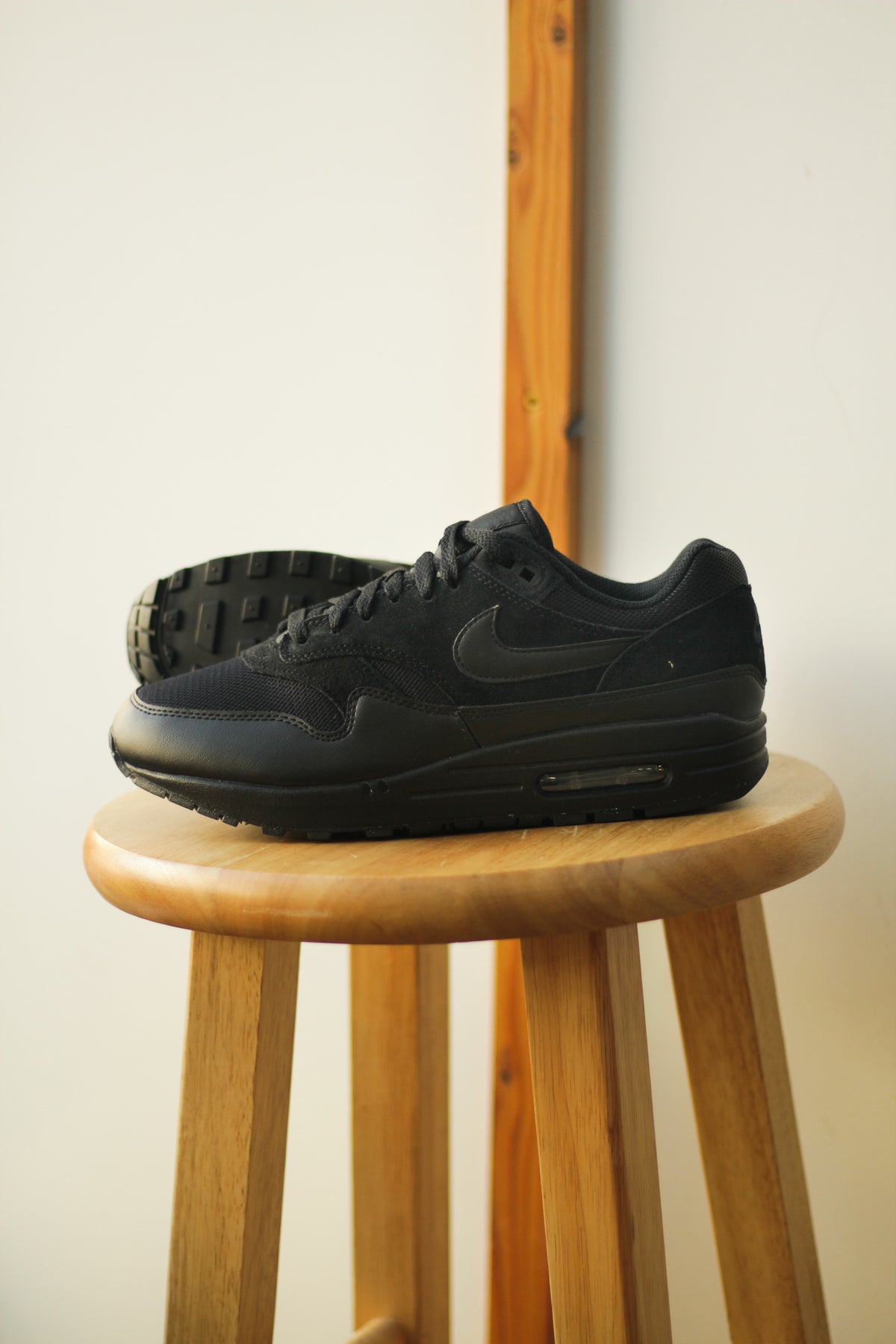 Nike air max 1 essential triple black fashion