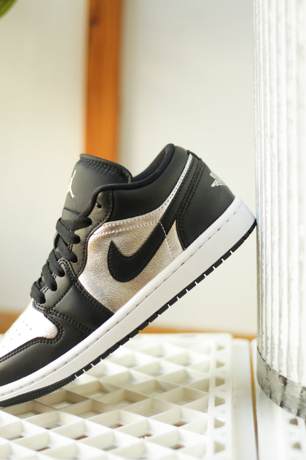 W AIR JORDAN 1 LOW SE "METALLIC SILVER"