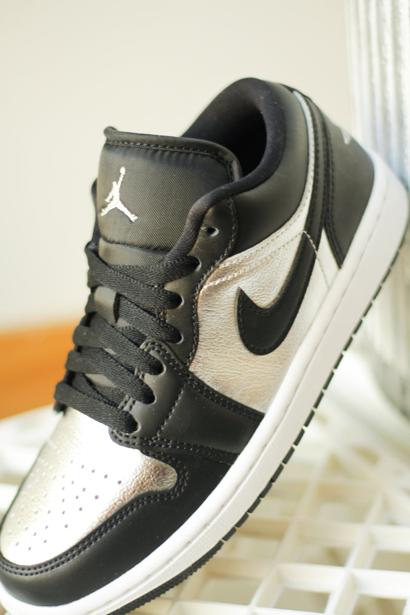 W AIR JORDAN 1 LOW SE "METALLIC SILVER"