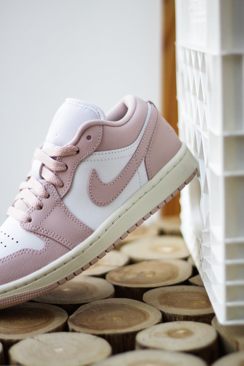 W AIR JORDAN 1 LOW "PINK OXFORD"