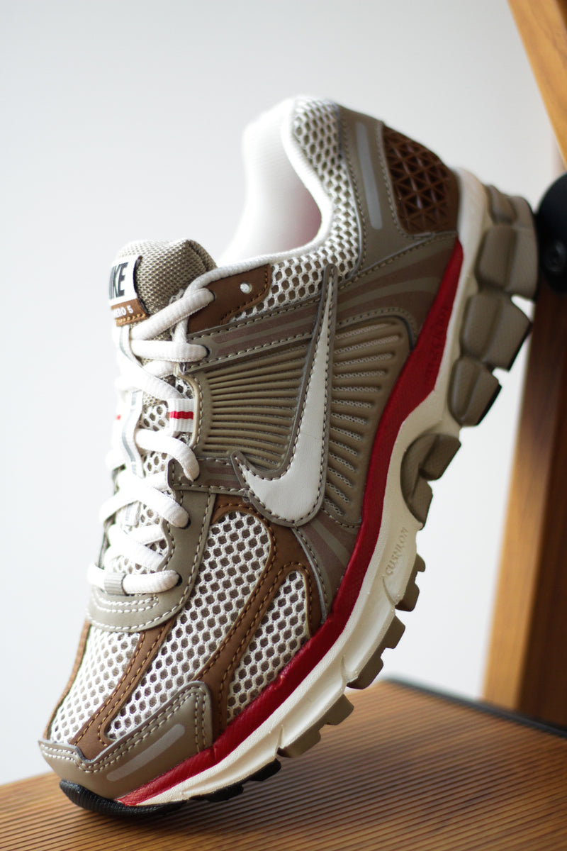 W ZOOM VOMERO 5 "KHAKI/FIRE RED"