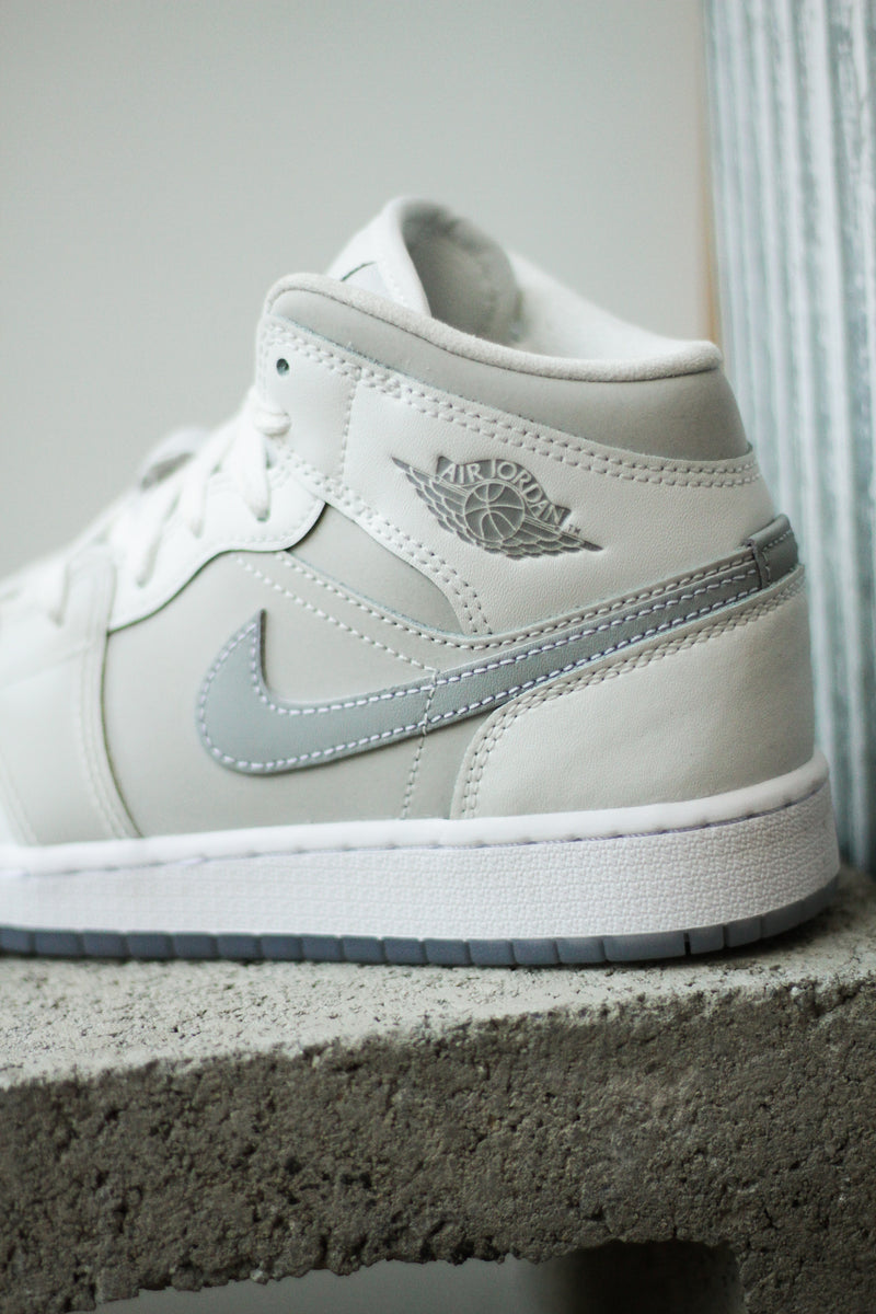 AIR JORDAN 1 MID SE BG "SUMMIT WHITE/METALLIC SILVER"