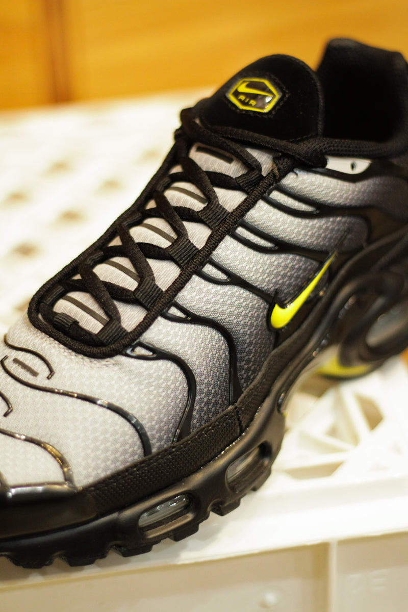 Nike air max plus black yellow best sale